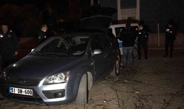 Yaralama suçundan aranan kişi otomobille polisten kaçtı, merdiven boşluğunda yakalandı