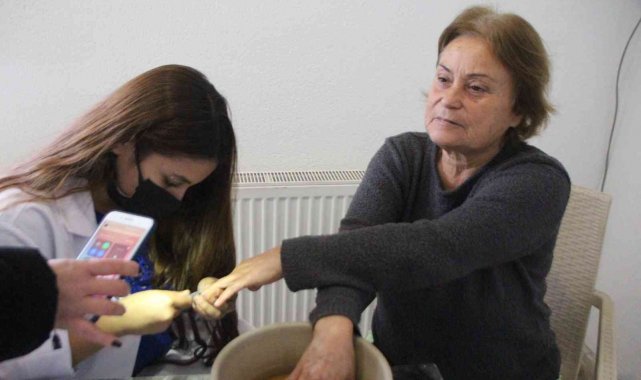 Yardıma muhtaç vatandaşların kişisel bakımını öğrenciler yaptı