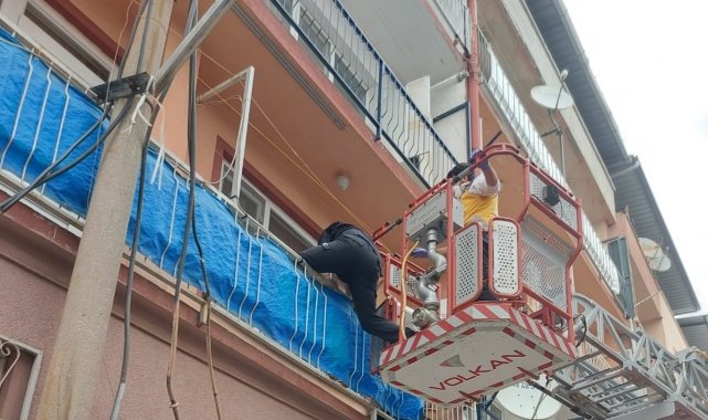 Yaşlı kadının imdadına itfaiye yetişti