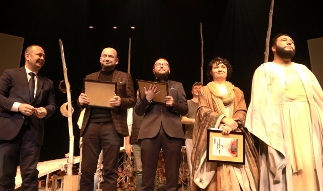 Yazar Burak Codur'un kaleme aldığı ''Aradığın Seni Arayandır'' isimli tiyatro oyunu ayakta alkışlandı