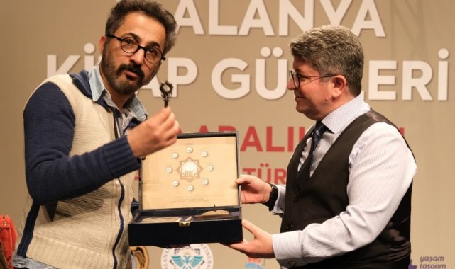 Yazar Menteş: "Roman hayata başka açılardan bakmayı öğretir"