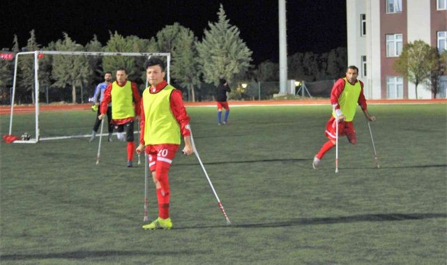 Yedek oyuncusu dahi olmaya takım geçtiğimiz yılın formalarıyla sahaya çıkıyor