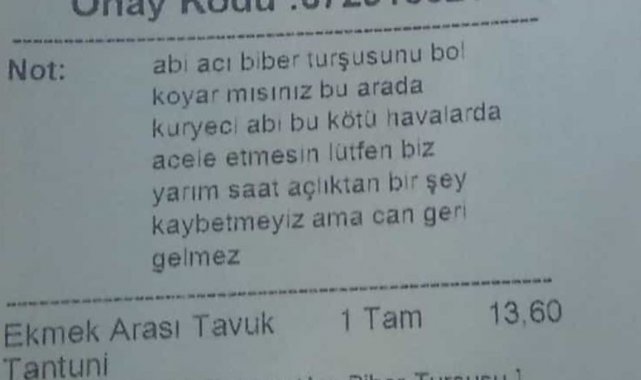 Yemek siparişi veren müşteri kuryeye o güzel notu bıraktı