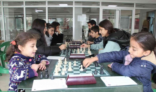 Yeni atanan öğretmen, kızının satrançta başarılı olması için Siirt'i tercih etti