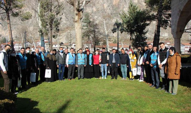 Yeni evlenen 17 çifte 10&#039;ar bin lira hediye