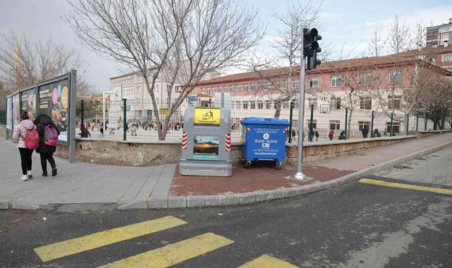 Yeni nesil yerüstü çöp konteynerlerin dağıtımı tamamlandı