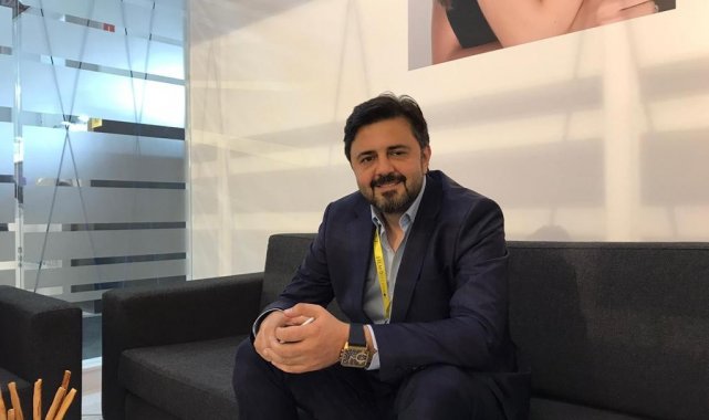 Yeni trend renkli lensler göz kamaştırıyor