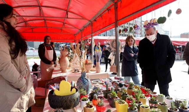 Yeni yıl hediyeleri üreten kadınlardan