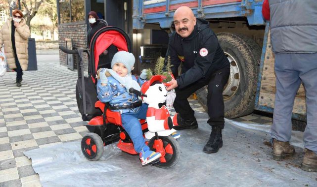 Yeni yıl hediyesi fidanlar ücretsiz olarak dağıtıldı