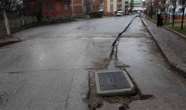 Yenimahalle'de bozuk yollar ve yıkılmış kaldırım, levhalara tepki