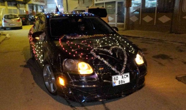 Yeniyıla led ışıklarla süslediği otomobiliyle girdi