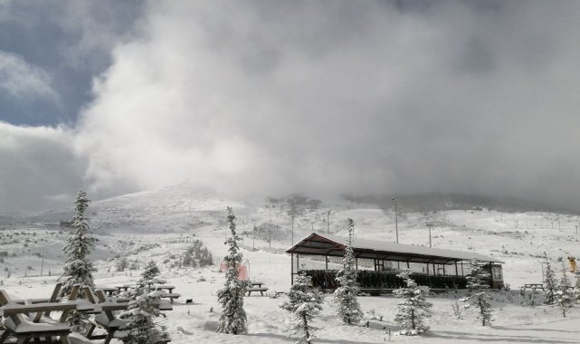Yıldız Dağı Kayak Merkezi'nde kar kalınlığı 10 santimetreyi geçti
