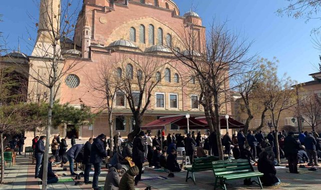 Yılın son Cuma namazında yoğunluk