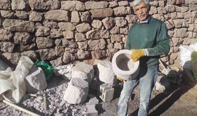 Yoğurt taşı yaparak geçimini sağlıyor