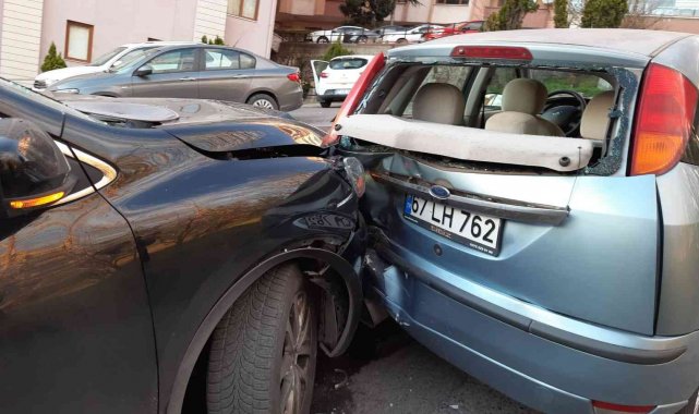Yokuş aşağı inen otomobil 2 araca çarptı: 1 yaralı