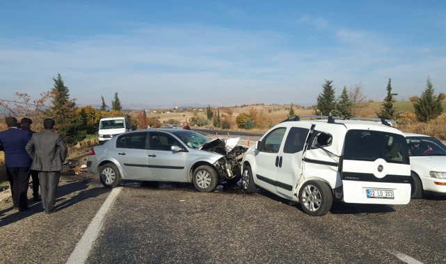 Yol kenarında lastiği değiştirilen araca çarptı: 1 yaralı