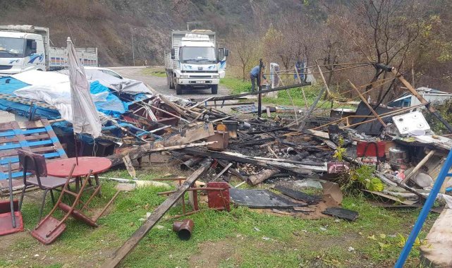Yol kenarındaki baraka alevlere teslim oldu
