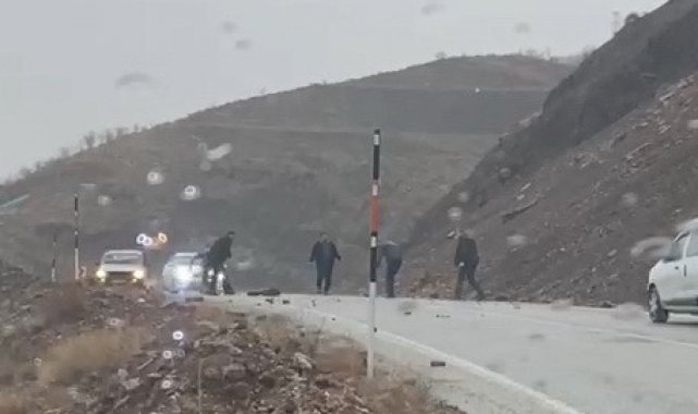 Yola düşen kaya parçaları ulaşımda aksaklığa neden oldu