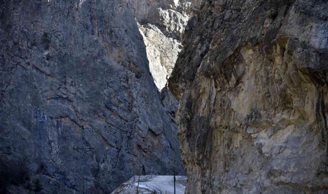 Yola düşme tehlikesi bulunan kayaları patlatmayla bertaraf ettiler