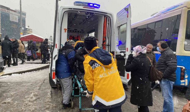 Yolcu minibüsü genç kadına çarptı