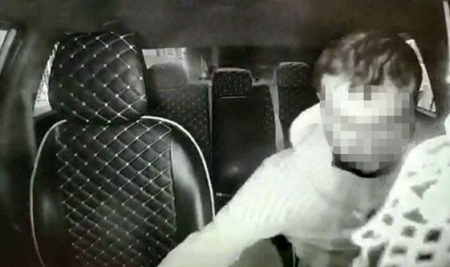Yolcunun koltukta unuttuğu telefonu çalan taksici kamerada