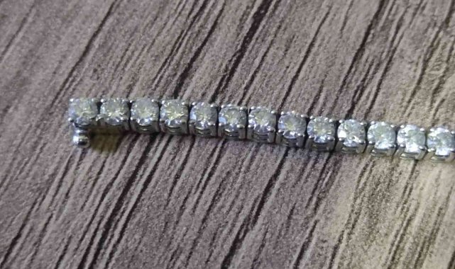 Yolda bulduğu 2 milyonluk pırlanta kolyeyi sahibine teslim etti