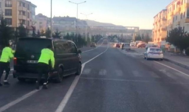 Yolda kalan sürücünün imdadına polis yetişti