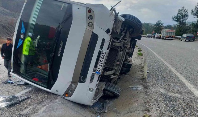 Yoldan çıkan midibüs devrildi, çok sayıda yaralı