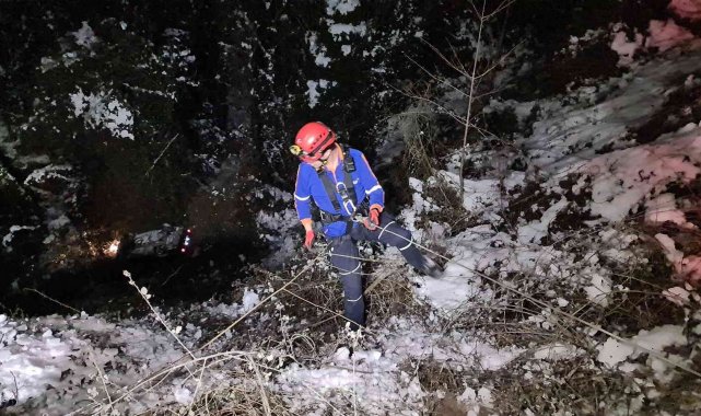 Yoldan çıkan otomobil 30 metrelik uçuruma yuvarlandı: 2 ölü
