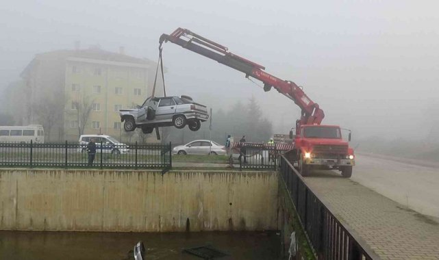 Yoldan çıkan otomobil dereye uçtu 1 kişi yaralandı