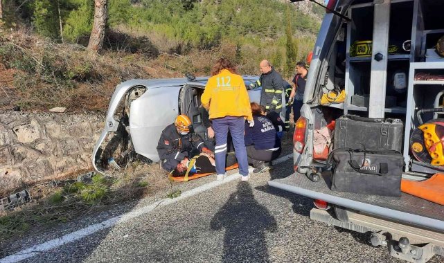 Yoldan çıkan otomobil devrildi: 2 yaralı