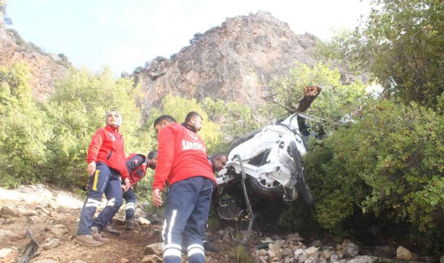 Yoldan çıktı, 350 metrelik uçurumdan yuvarlandı: 1 ölü