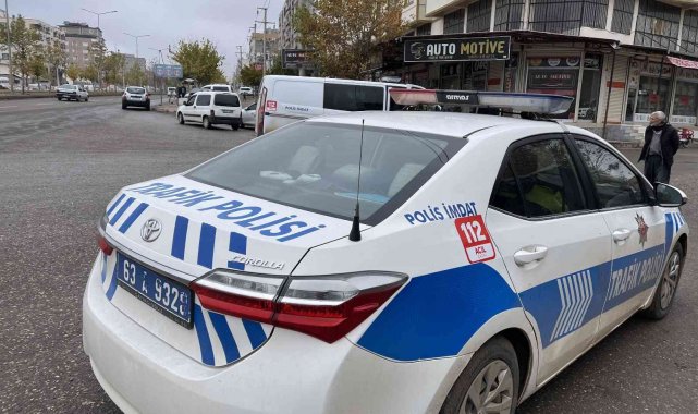 Yolun karşısına geçerken otomobil çarptı