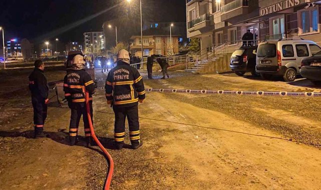 Yolun ortasında kendiliğinden yanan ateş, ekipleri alarma geçirdi