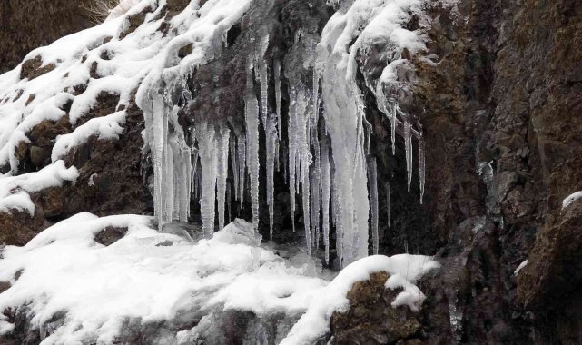 Yozgat dondu, yamaçlarda sarkıtlar oluştu, araçlar ilerlemekte güçlük çekti