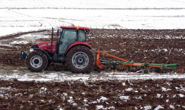 Yozgat&#039;ta kar yağışı çiftçinin yüzünü güldürdü