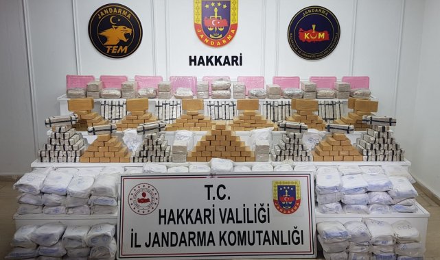 Yüksekova'da araziye gizlenmiş 270 kilo eroin ve 25 kilo metamfetamin ele geçirildi