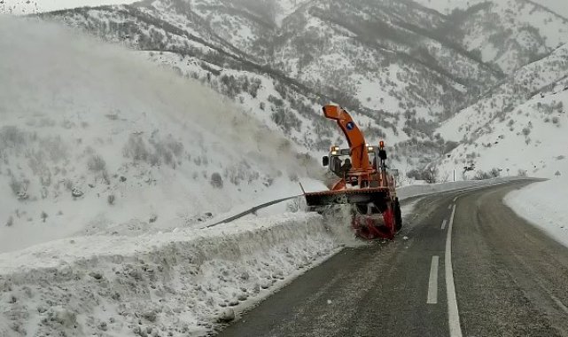 Yüksekova'da kar temizleme çalışması karayollarına emanet
