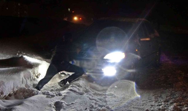 Yüksekova&#039;da yoğun tipi nedeniyle 20 araç mahsur kaldı
