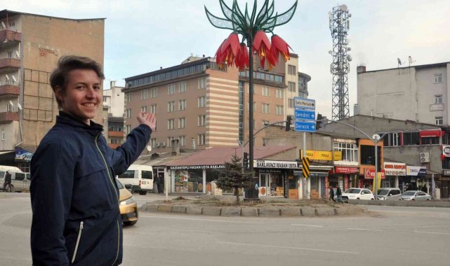 Yüksekovalı çocuklardan İsviçreli turiste İngilizce tanıtım