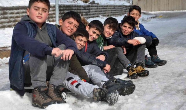 Yüksekovalı çocukların kayma keyfi