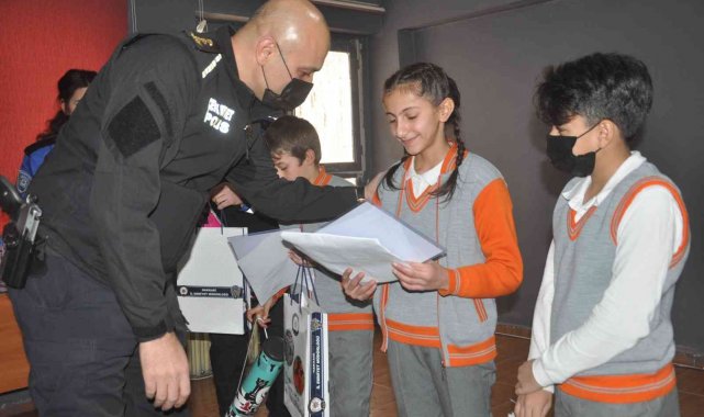 Yüksekovalı öğrencilerden 'Türk Polisi' etkinliği