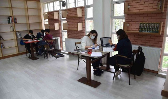 Yunusemre Millet Kıraathanesi öğrencilerin uğrak noktası oldu