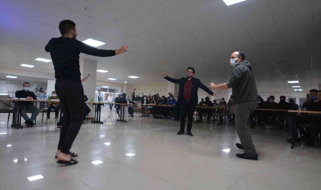 Yurtta kalan üniversite öğrencilerine moral konseri