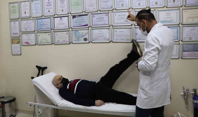 Yürüyemeyen yarı felçli hastayı yürüyerek evine gönderdi