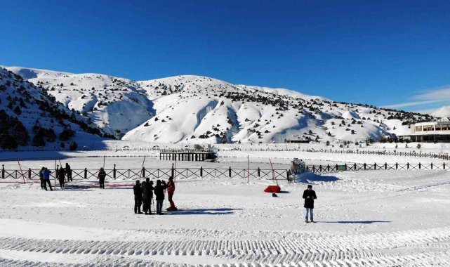 Yüzeyi buz tutan Ardıçlı Gölü mest ediyor