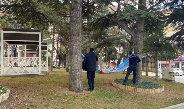 Zabıta ekipleri afiş ve pankartları topladı