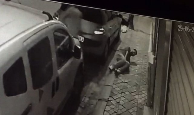 Zeytinburnu'nda silahların konuştuğu kovalamaca kamerada: 2 yaralı