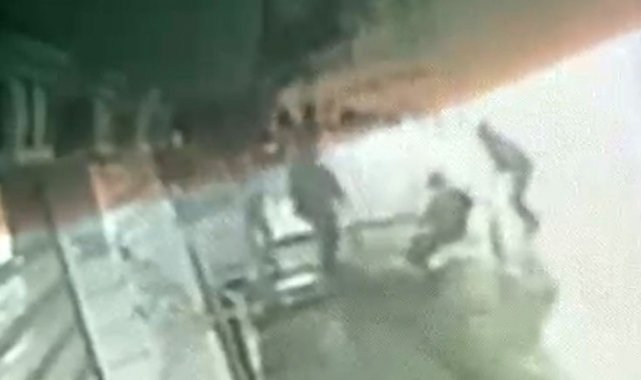 Zeytinburnu'nda sopalı saldırgan bir kişiyi komaya soktu: O anlar kamerada