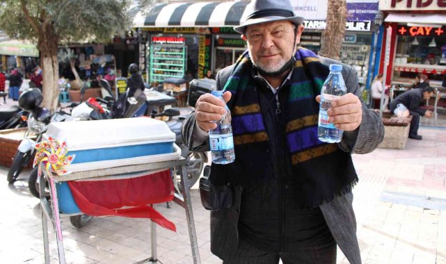 Zihinsel Engelli "Yaşar Amca", bölge esnafının göz bebeği oldu